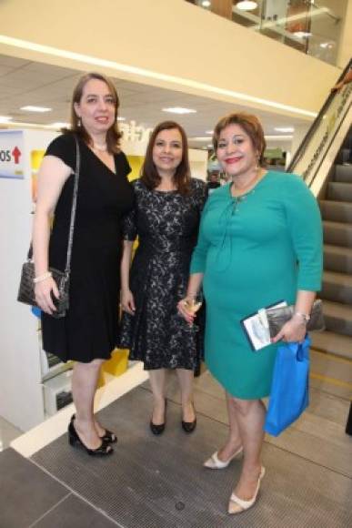 Lizzie Azcona, Icela Hernández y Larisa Gonzales
