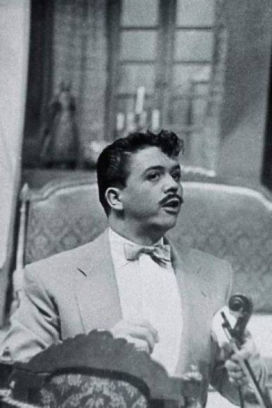 Chabelo incursionó en el cine en 1958 en la película Chistelandia y sus secuelas, las cuales eran recopilaciones de chistes proyectados en cortes cinematográficos. <br/><br/>En 1962 interpretó a su personaje Chabelo en la película El extra protagonizada por Mario Moreno, Cantinflas.