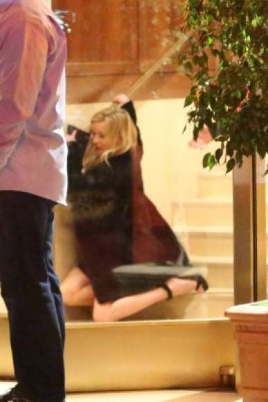 La fiesta estuvo tan buena que la actriz Reese Witherspoon se cayó de las escaleras cuando<br/>iba saliendo del edificio donde se celebró el cumpleaños de Aniston.
