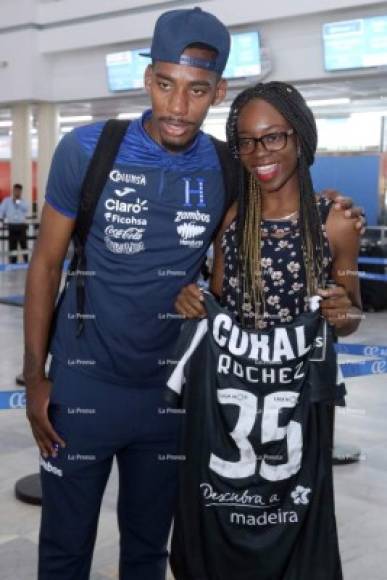 El delantero Bryan Róchez sorprendió a su hermana al regalarle una camiseta del Nacional de Portugal. La chica estaba feliz.