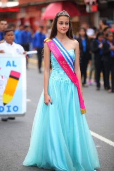 Una joven, con una cinta de Primera Princesa, desfila en San Pedro Sula.