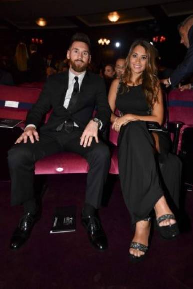 Nominee for the Best FIFA football player, Barcelona and Argentina forward Lionel Messi and his wife Antonella Roccuzzo take their seats for The Best FIFA Football Awards ceremony, on October 23, 2017 in London. / AFP PHOTO / Ben STANSALL