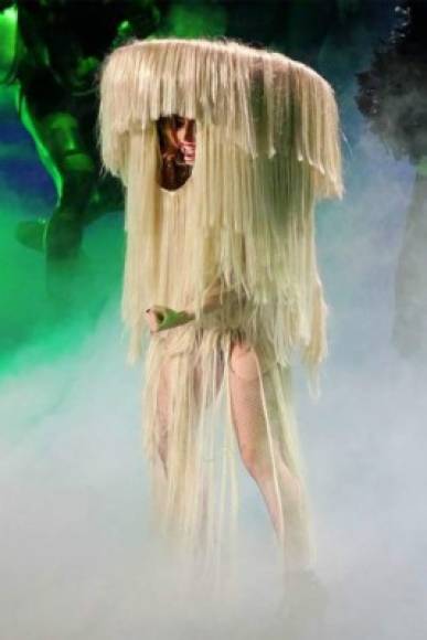 Otro atuendo loco que Lady Gaga se ha puesto fue el vestido de cabello. Lo más interesante de este conjunto de pelo fue que no había soporte en la parte de la cabeza.