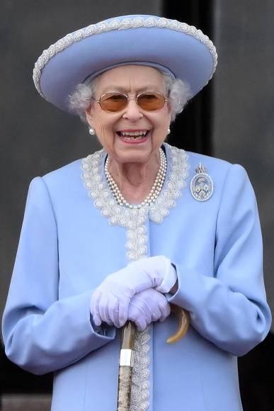 Vestida con abrigo y sombrero azul, la monarca apareció en el balcón del Palacio de Buckingham sonriente y de pie, mientras 1,500 soldados, con bandas musicales y cientos de caballos, marchaban en el tradicional “Desfile del Estandarte”. 