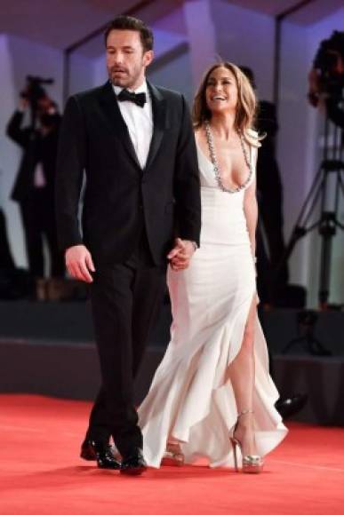 Ben Affleck y Jennifer López llegaron el jueves a Venecia, donde se dejaron ver juntos en taxi acuático y caminando por las calles de la ciudad.