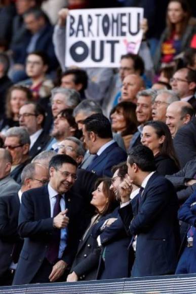 Protesta contra Josep María Bartomeu. Los aficionados presentes en el Camp Nou han mostrado su disconformidad con las últimas actuaciones de la directiva del FC Barcelona antes del partido ante el Eibar con una sonora pitada y con gritos de 'Bartomeu, dimisión'. Además de pancartas pidiendo la salida del presidente culé.