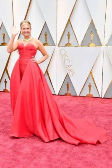Radiante luce la presentadora Nancy O'Dell en la alfombra roja de los premios Óscar.