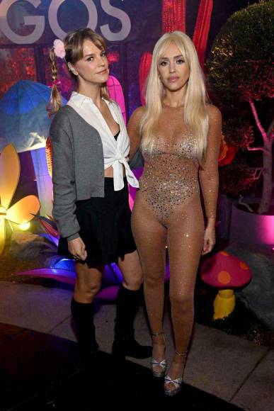 - Kelly Sawyer y Jessica Alba:<br />Cada una asistió con “looks” que Britney Spears lució en sus famosos videoclips. Alba arriesgó más, ya que su brillante “body nude” dejaba poco a la imaginación.