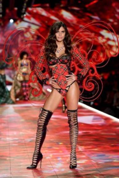 El #VSFS es el evento de moda más visto del año (800 millones de televidentes por año) con alrededor de 12 millones de dólares gastados en armar el espectáculo de acuerdo con Harper's Bazaar. <br/><br/>En foto la modelo Sara Sampaio.