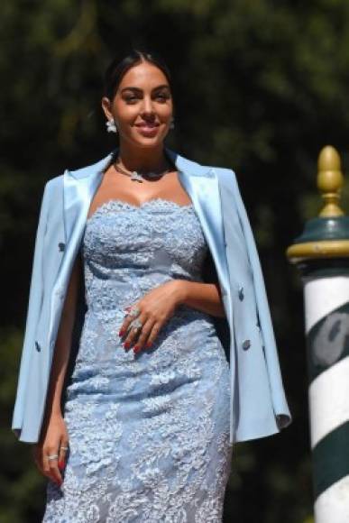 La española lució bellísima con un vestido azul de encaje a juego con una sofisticada chaqueta.