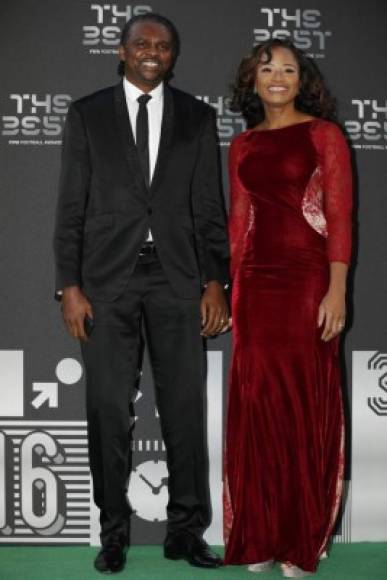 El ex jugador de Nigeria y Arsenal, Kanu, junto a su esposa Amarachi.