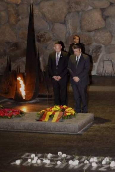 El ministro alemán de exteriores, Sigmar Gabriel (der.) y el embajador de Alemania en Israel, Clemens von Goetze, colocan una guirnalda en el monumento del Yad Vashem, en Jerusalén.