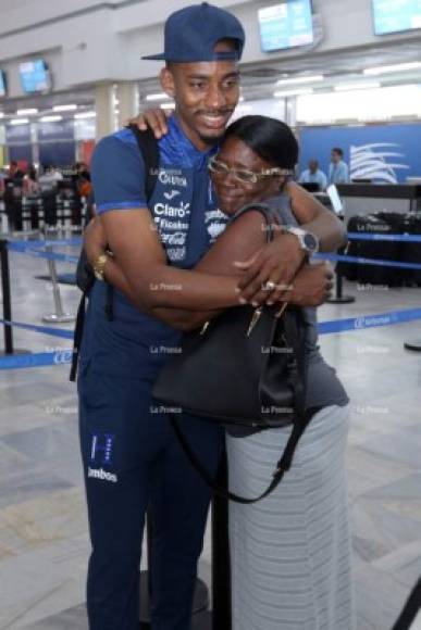 El delantero hondureño Bryan Róchez fue despedido por sus familiares. El atacante tras el partido ante Ecuador se marcha a Portugal en donde milita en el Nacional.La madre del goleador le dio un gran abrazo.