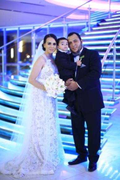 Los novios con su hijo Gilberto Elías.