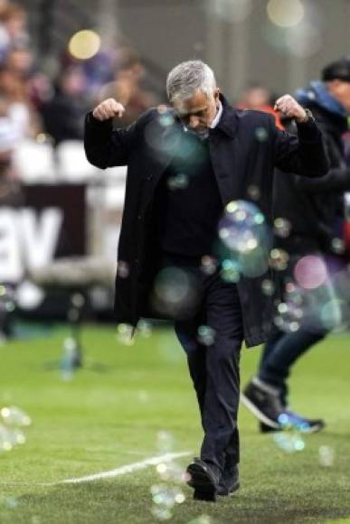 Mourinho celebrando la victoria al final del partido en el campo del West Ham.