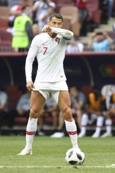 Cristiano se prepara se concentra antes de disparar al arco.