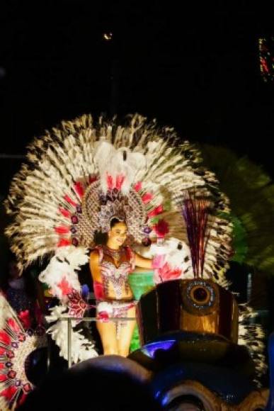 Miss Honduras, Sirey Morán, lució un atuendo espectacular. La belleza fue aplaudida.