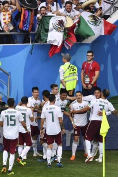 LOs jugadores mexicanos se acercan a celebrar con su gente el segundo gol sobre Corea del Sur.