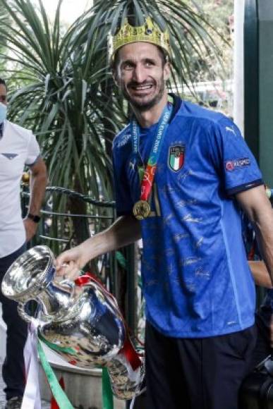 Giorgio Chiellini, capitán de la selección italiana y uno de los grandes protagonistas de la conquista en la Eurocopa, se encuentra actualmente sin equipo, después de que expirara su contrato con a la Juventus. El veterano defensa, nueve veces campeón de Italia, acabó su vinculación en Turín el pasado 30 de junio y jugó las semifinales contra España y la final de la Euro ante Inglaterra como jugador sin club.<br/><br/>El anterior contrato de Chiellini, de 36 años, preveía un pago de 3.5 millones de euros netos anuales y, pese a que en Italia no hay dudas sobre su continuidad en la Juve, sigue sin haber un acuerdo oficial entre las dos partes.