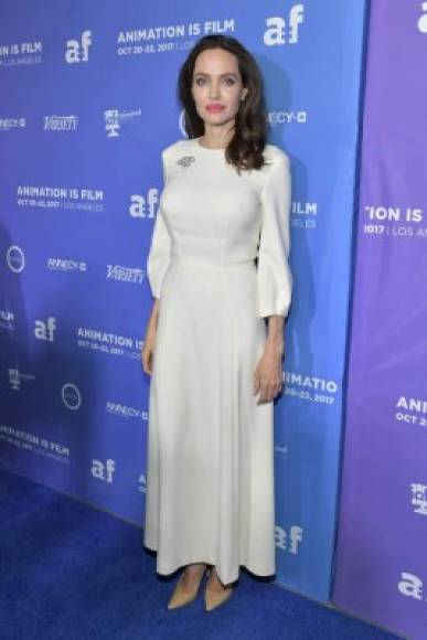 La elegancia estuvo presente en las tres mujeres, eso sí, cada una con su propio estilo. Mientras Jolie (42), lucía un vestido blanco de Ulyana Sergeenko, sus hijas se inclinaron por algo menos clásico.<br/>
