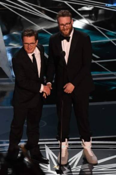 Otro de los momentos divertidos fue cuando Michael J. Fox y el actor canadiense Seth Rogen aparecieron en el escenario. Fox apareció para presentar el premio de mejor edición junto a Rogen, quien tenía puestos los icónicas zapatillas Nike que se ajustan solas.