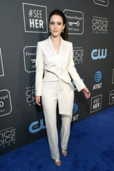 La ganadora del Critics' Choice a mejor actriz en una serie de comedia, Rachel Brosnahan, lució perfecta en traje de dos piezas.