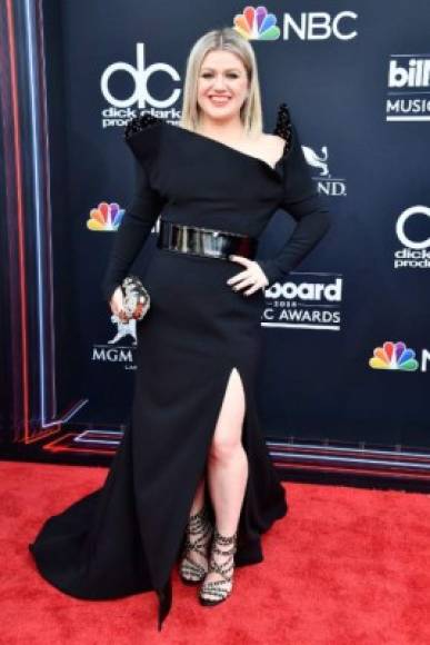 Kelly Clarkson lució despampanante en la alfombra roja con un vestido negro. La cantante será la conductora de los Billboard 2018.
