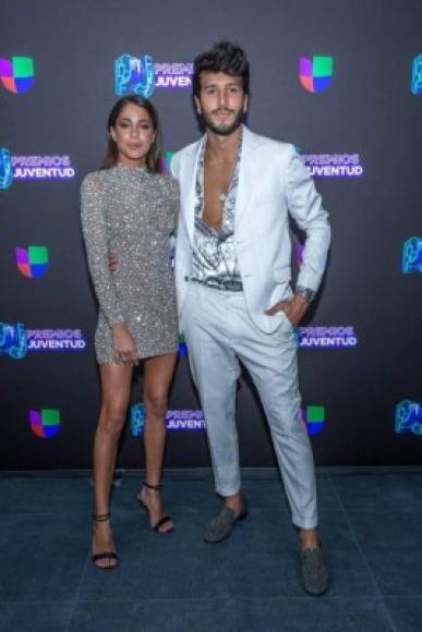 Tini Stoessel y Sebastián Yatra<br/><br/>La cantante argentina y el colombiano también se rehusaban a hacer público su romance. Durante varios meses los artistas estuvieron en el spotlight, hasta que en junio Tini publicó en su Instagram una foto al lado de Yatra con el mensaje: 'Te amo'.<br/>