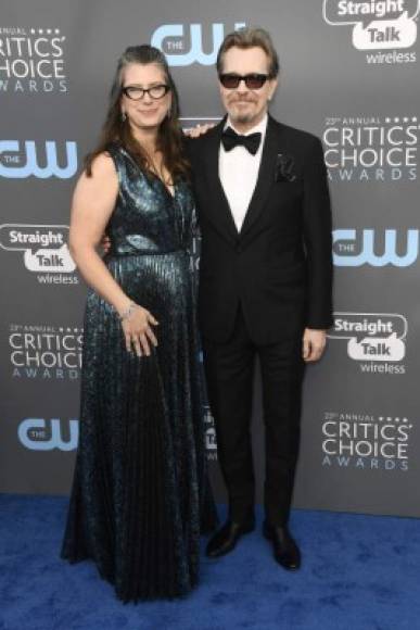 La actriz Gisele Schmidt (i) y su esposo el actor Gary Oldman, nominado por su interpretación del político Winston Churchill en Darkest Hour.