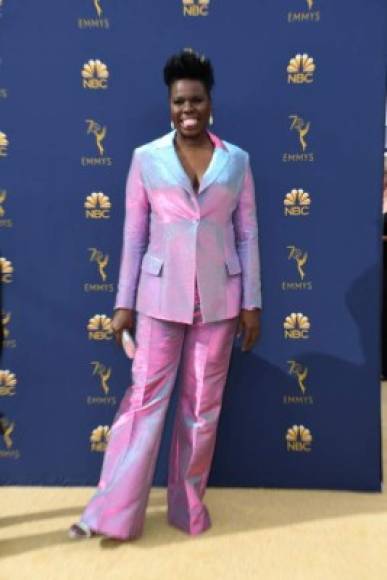 La actriz Leslie Jones no acertó con este traje tornasol.