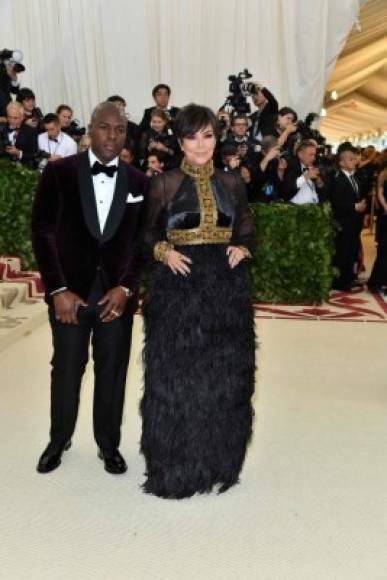 Kris Jenner llegó a la gala acompañada de su pareja, Corey Gamble. <br/><br/>La matriarca del clan Kardashian Jenner se decantó por las plumas con un vestido negro en detalles dorados y pedrería.