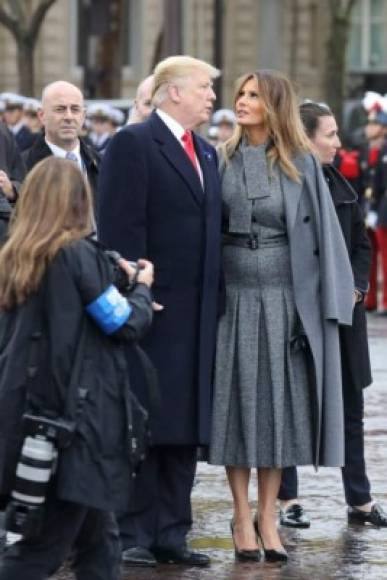 La ex modelo lució impecable con un vestido gris estilo tuxedo que combinó con sus tradicionales stilettos y un abrigo para protegerse del frío clima en París.