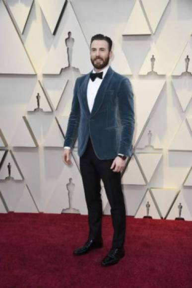 Chris Evans despertó los suspiros de sus admiradoras al desfilar por la alfombra roja.