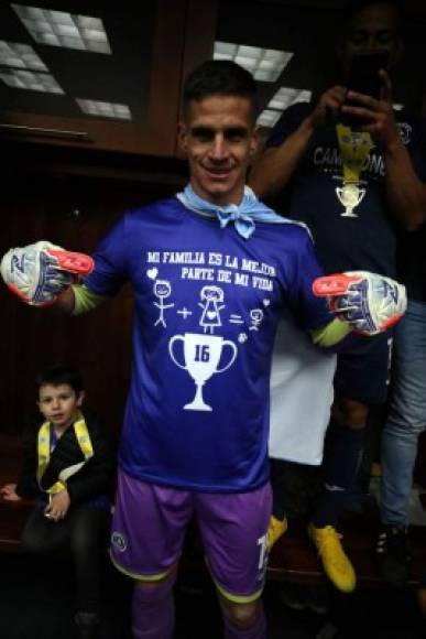 El portero argentino Jonathan Rougier y su original camiseta para celebrar el título.