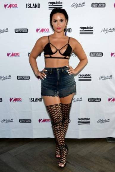 Demi Lovato también se apuntado a la tendencia de lucir sandalias estilo romanas altas.