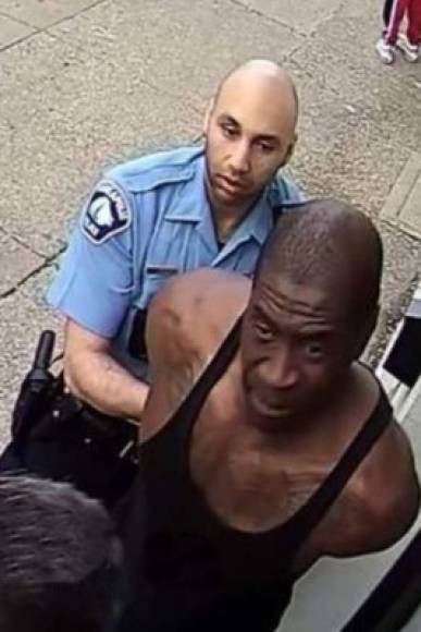 Los agentes afirmaron en su declaración inicial que Floyd se había resistido al arresto, sin embargo, varios videos desmienten esta versión y muestran a Kueng deteniendo al afroamericano sin que este opusiera ningún tipo de resistencia.