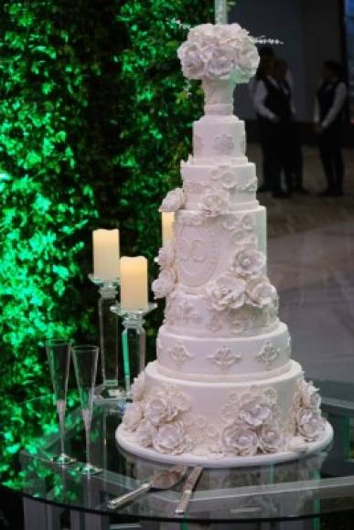La hermosa torta de pastel tenía las iniciales de la pareja.