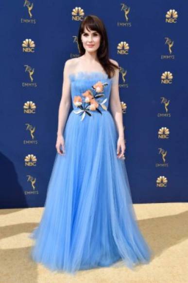 La actriz Michelle Dockery fue bastante criticada por este vestido, sin embargo no todo esta perdido, basta con quitar esas flores y cambiar el peinado para rescatar el look.