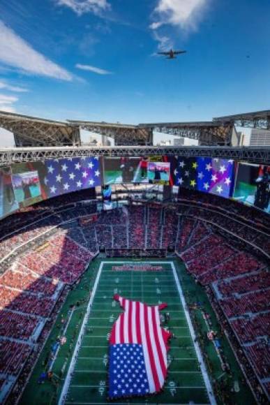 Su fachada y diseño no es usual en Estados Unidos, por lo que este estadio ha cautivado por su esplendor a la afición nacional y extranjera. Honduras y México disputarán el amistoso este sábado a las 5:30 pm. (hora de Honduras). Fotografías cortesía del sitio oficial del Mercedes Benz Stadium en Facebook.