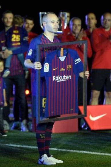 El Barcelona entregó una camiseta en homenaje para Iniesta. Foto AFP