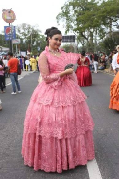 Esta participante viste una traje de la epoca colonial en el desfile de carrozas de San Pedro Sula.