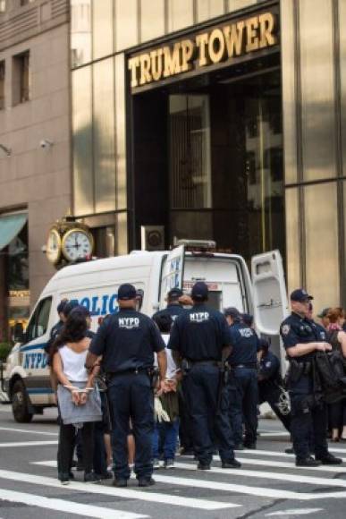 Los indocumentados detenidos bloquearon la quinta avenida de Nueva York, frente a la Torre Trump, para protestar contra la medida del magnate.