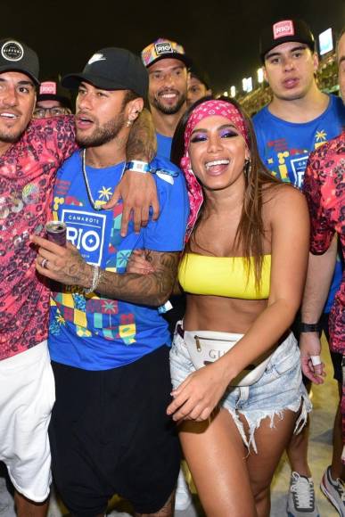 Hace un par de años hubo rumores que relacionaron a la reggaetonera con el futbolista del PSG tras ser vistos en el carnaval de Río de Janeiro.