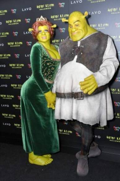 Como Fiona estaría muy sola sin su ogro, la modelo reclutó a su actual novio Tom Kaulitz para disfrazarse de Shrek.