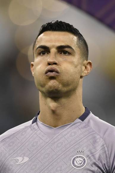 Cristiano Ronaldo resoplando antes del inicio del partido en el estadio Príncipe Faisal bin Fahd de Riad.