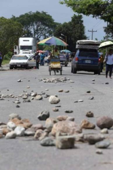 Las piedras que se lanzaron quedaron en medio de la carretera, después de la toma centenares de personas circulaban de un lado a otro.