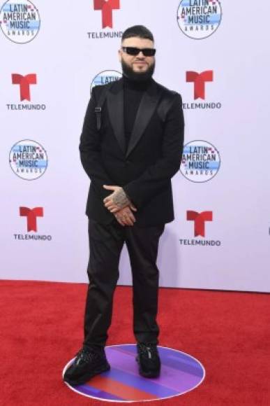 El cantante de reguetón Farruko posó previo a la gala.