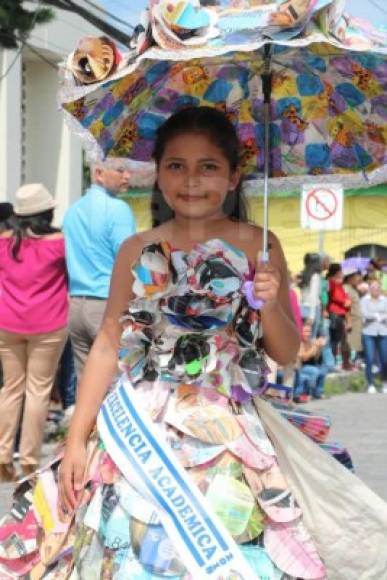 Entre lo más llamativo de los desfiles se encuentran los vestidos típicos que usaron las pequeñas de varios centros educativos de prebasica.<br/>