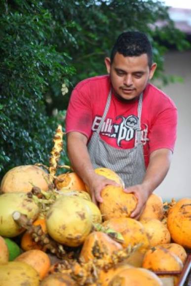 Nelson Diaz es un sampedrano que quedó desempleado, pero se supera vendiendo frutas en una de las calles del centro de San Pedro Sula. El negocio ambulante lo heredó de su padre y afirma que se siente orgulloso de salir adelante de esta manera.