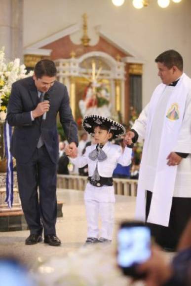 El presidente Juan O. Hernández lo acompañó en la Basílica de Suyapa. El pequeño sufría una deformación congénita en sus huesos y durante mucho tiempo tuvo que apoyarse de muletas, ya fue operado y está en recuperación.